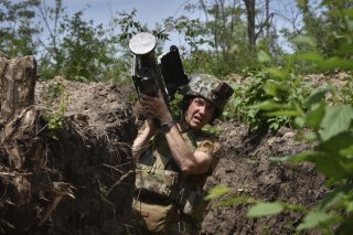 Un combattant ukrainien portant un lanceur de missiles de défense antiaériens américains. (Photo d'archives). KEYSTONE/AP/ANDRIY ANDRIYENKO